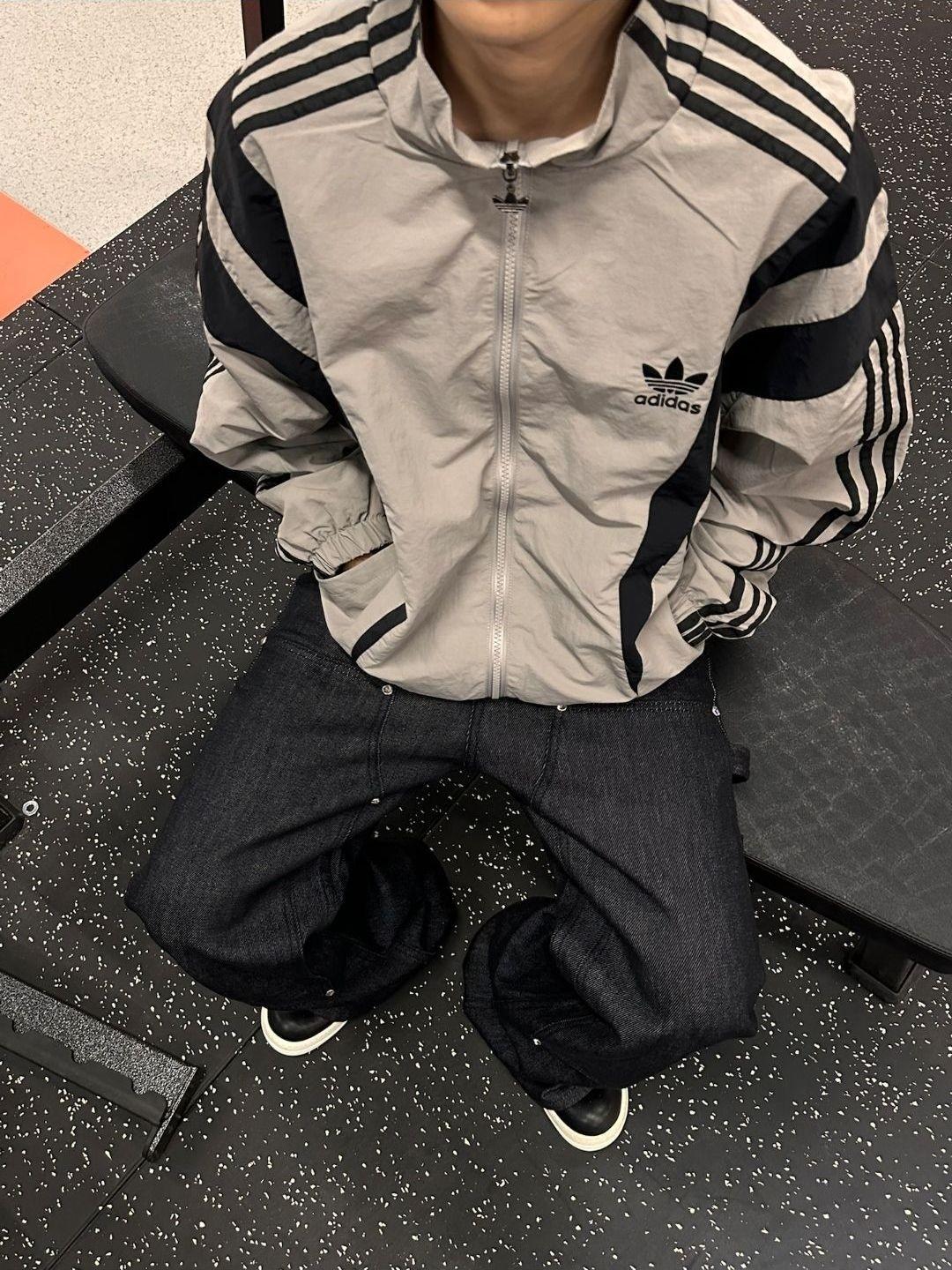 adidas三叶草灰黑拼色复古立领运动夹克💫